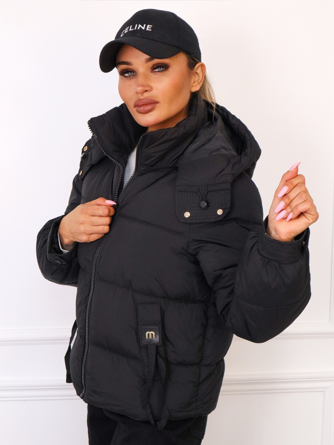 KURTKA PIKOWANA Z OZDOBNYMI NASZYWKAMI PRZY KIESZANIACH- CZARNA