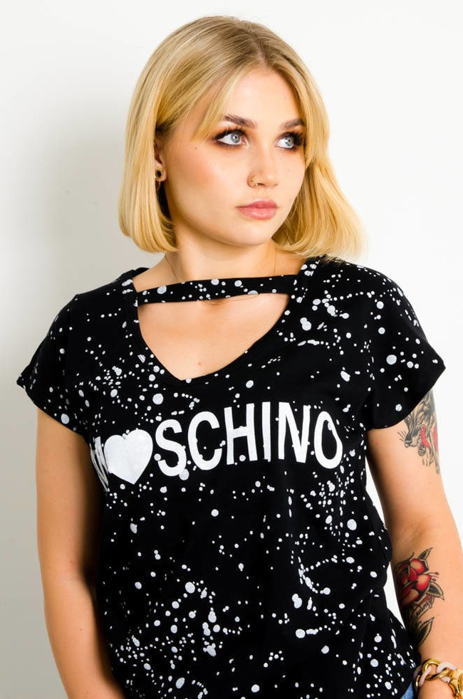 CZARNY T-SHIRT W BIAŁE PLAMKI Z NAPISEM -WYCIĘCIE W DEKOLCIE