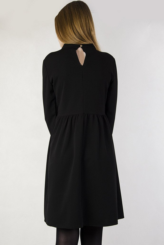 Czarna sukienka z kokardą pod szyją