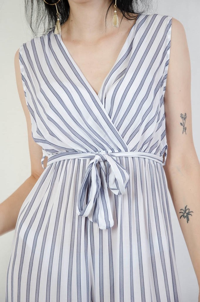 KOMBINEZON W BIAŁO GRANATOWE PASY Z ROZRZEDZANYMI NOGAWKAMI