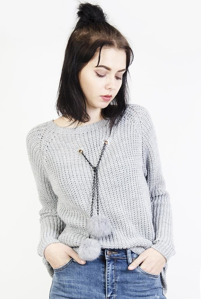 Szary sweter z pomponami na łańcuszku