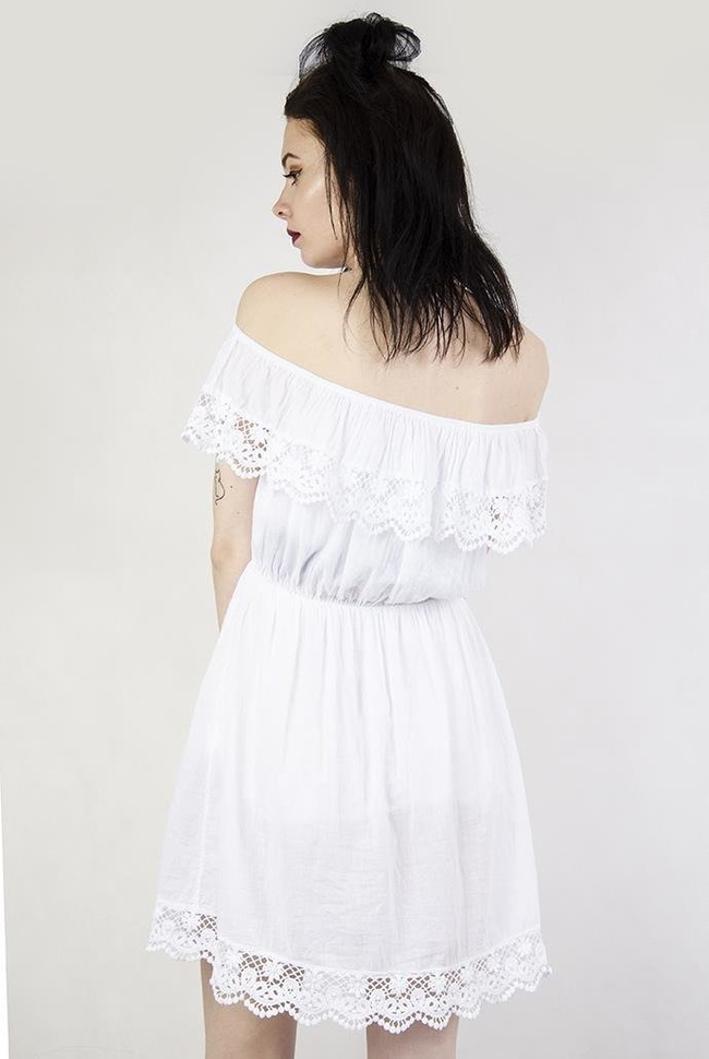 Biała sukienka z ażurowymi wstawkami i gumką w pasie