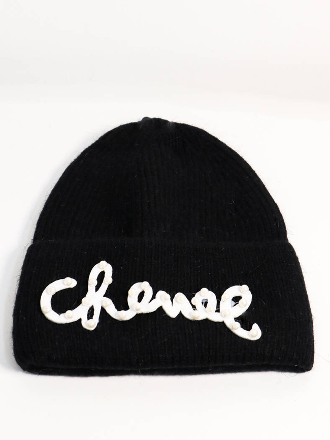 CZAPKA Z DOMIESZKĄ WEŁNY  ORAZ NAPISEM Z KORALIKAMI-CZARNA