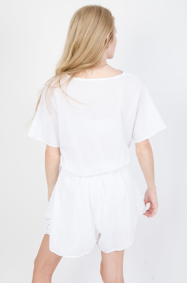 Biały ażurowy kombinezon z wiązaniem z przodu 