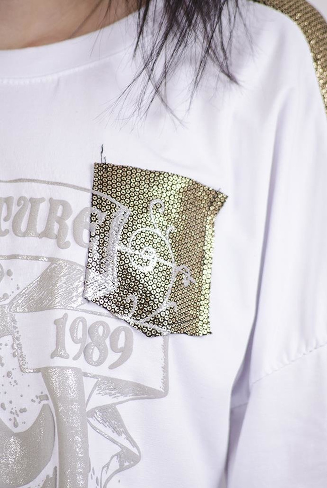 Biała bluzka z nadrukiem i złotymi elementami