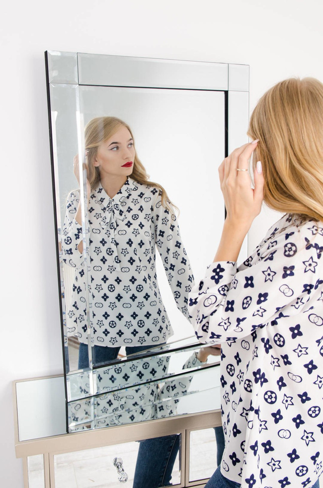 BIAŁA WZORZYSTA BLUZKA Z KOŁNIERZEM