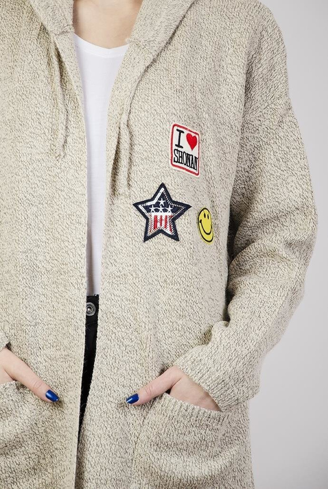 Beżowy kardigan z domieszką wełny z kapturem i naszywkami