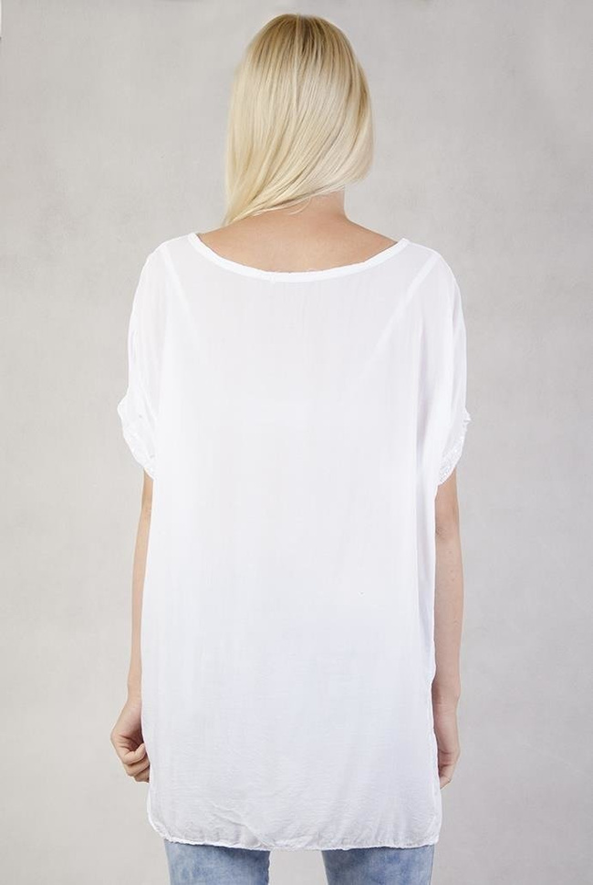 Biała bluzka z niebieskimi kwiatami