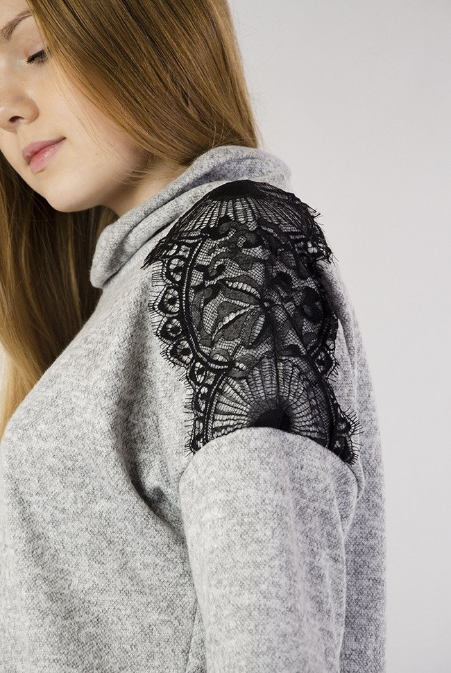 Szara prosta sukienka z koronką na ramionach oraz golfem