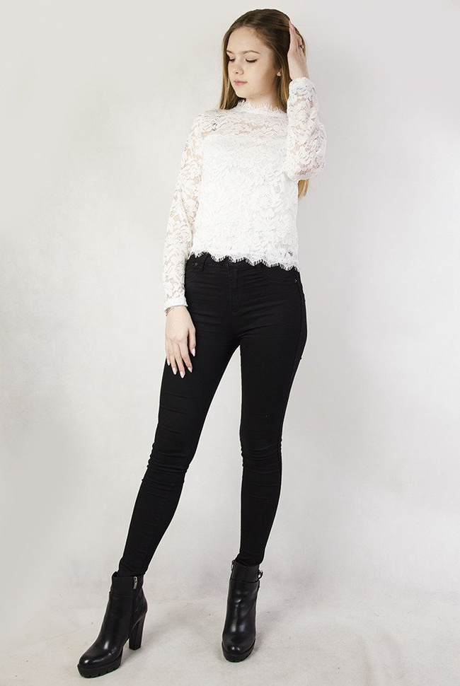 Biała koronkowa bluzka ze złotym zamkiem na plecach