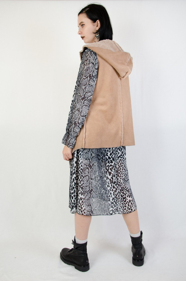 Beżowa kamizelka z kapturem oraz kieszeniami