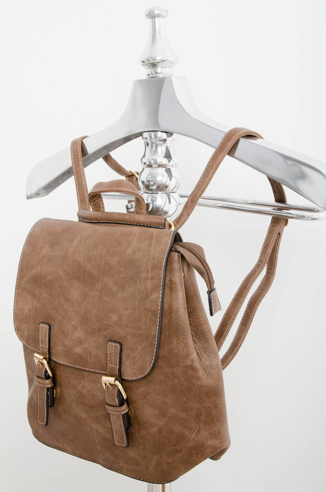 BRĄZOWY PLECAK Z IMITACJI SKÓRY Z OZDOBNYM ZAPIĘCIEM