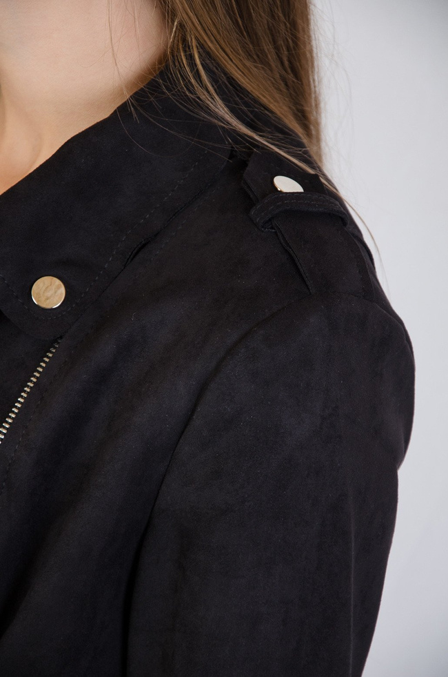 Czarny zamszowy płaszcz zapinany na zamek