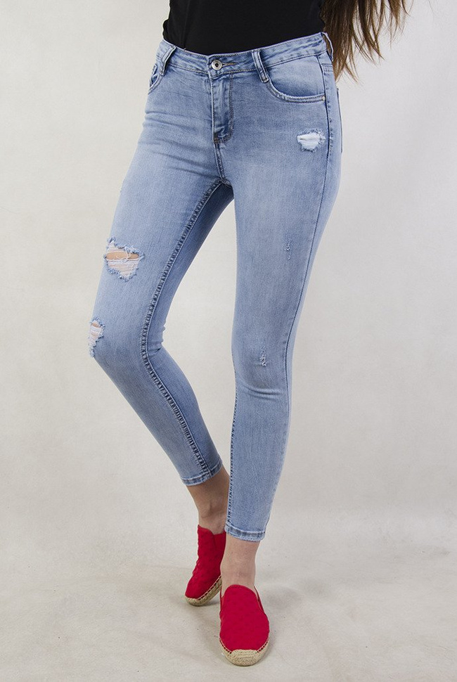 Jasne spodnie z dziurami, przylegające