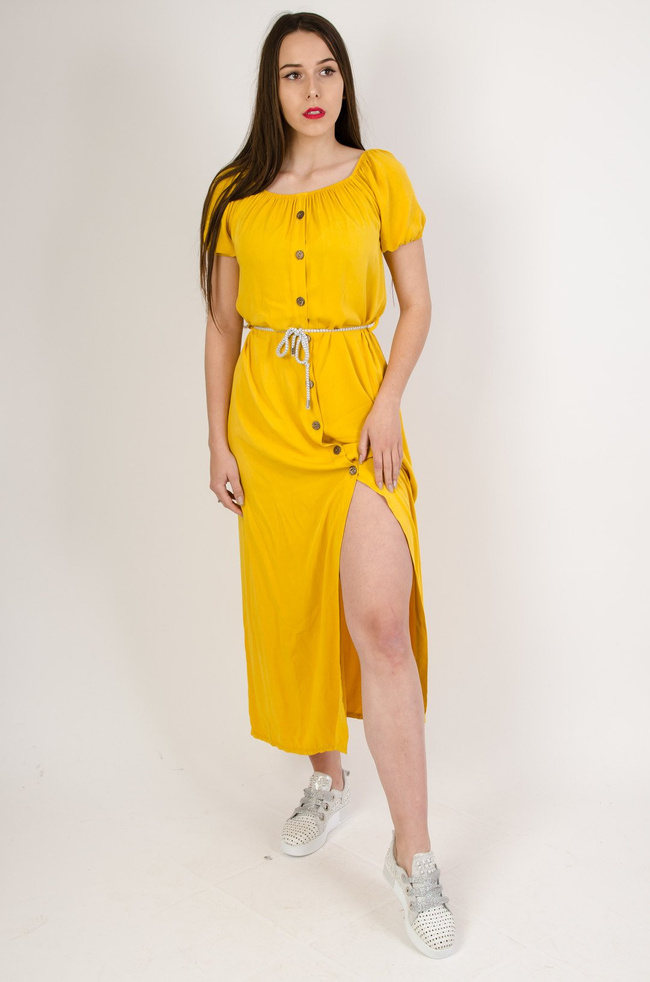 Żółta sukienka zapinana na guziki, wiązana w pasie