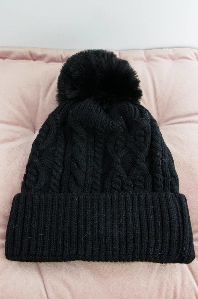 ZIMOWA CZARNA PLECIONA CZAPKA Z POMPONEM