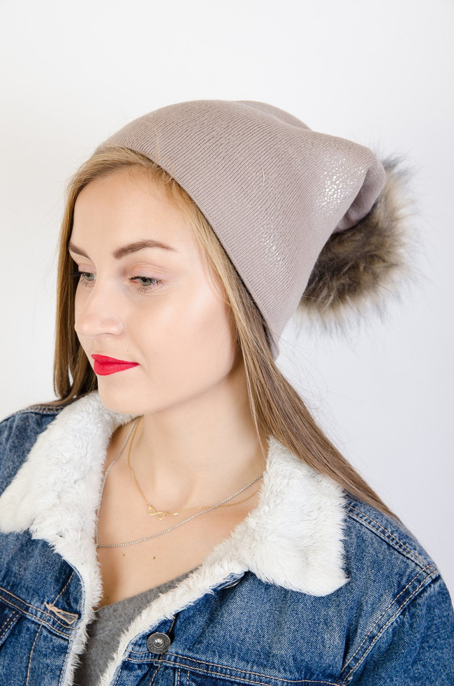 Beżowa czapka pokryta brokatem z pomponem
