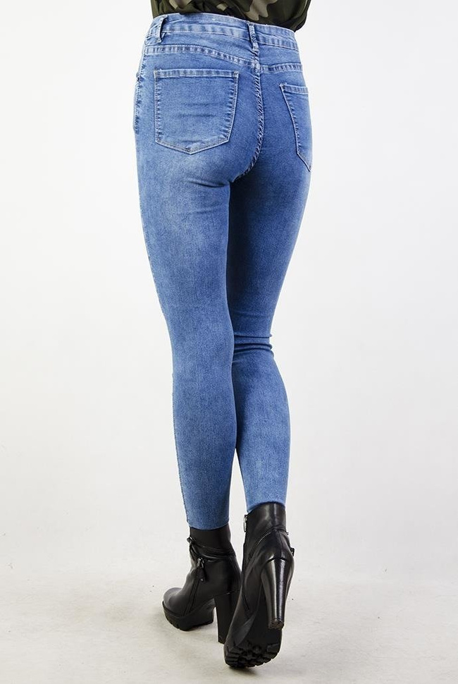 Jasne spodnie jeansowe przylegające