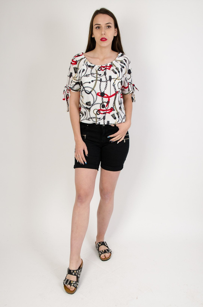 Biała bluzka z gumą na dole i wzorem pasków oraz łańcuszków