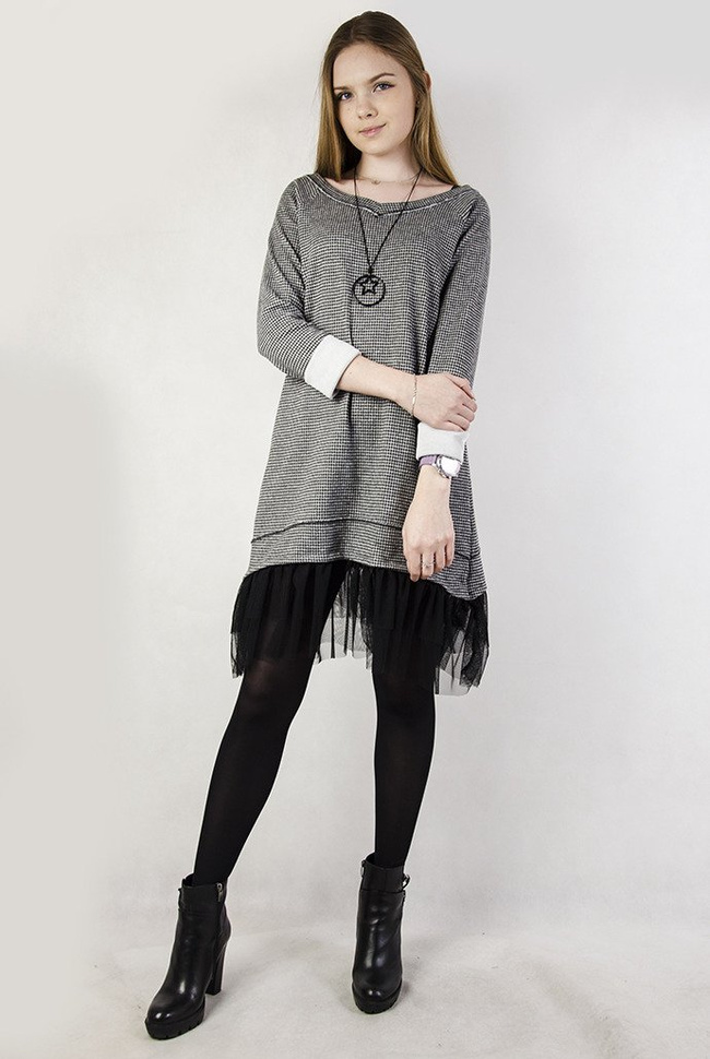 Asymetryczna sukienka w pepitkę, zakończona tiulem