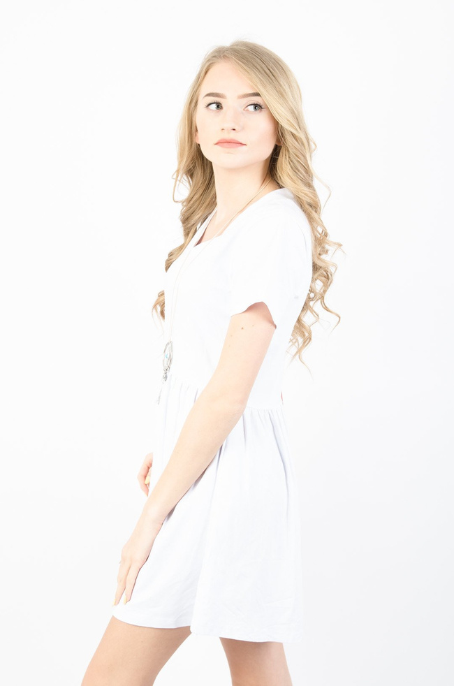 BIAŁA LUŹNA SUKIENKA W SZPIC + WISIOREK 