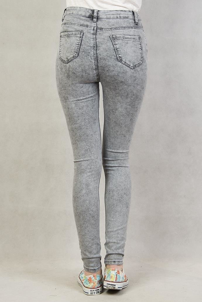 Szare spodnie marmurkowe z wysokim stanem oraz rozcięciami na kolanach