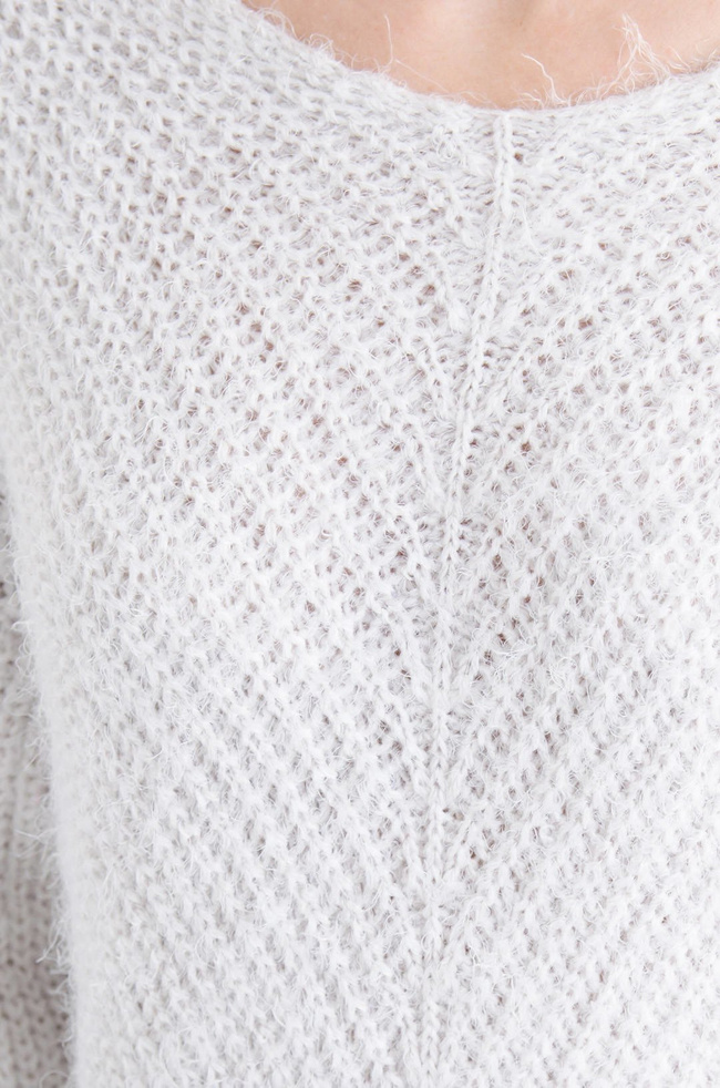 BEŻOWY ASYMETRYCZNY WŁOCHATY SWETER NIETOPERZ