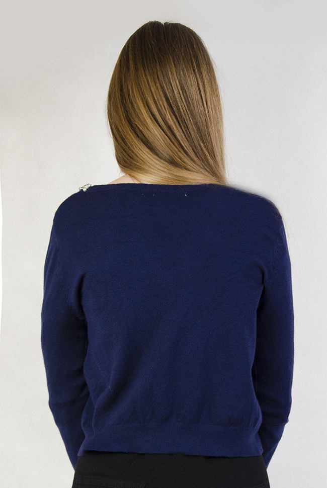 Granatowy krótki sweter zapinany na guziki z koralikami przy kołnierzu