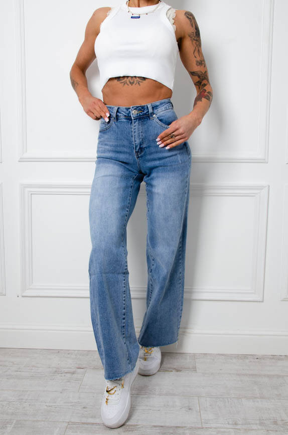 JASNE SPODNIE JEANSOWE Z SUROWYMI,SZEROKIMI NOGAWKAMI I WYSOKIM STANEM