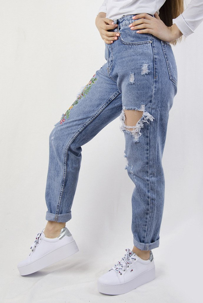 Spodnie typu boyfriend z kwiatami