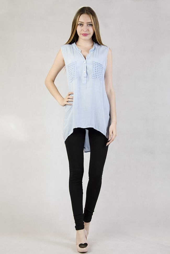 Niebieska bluzka z przedłużanym tyłem ozdobiona na kieszonkach i plecach