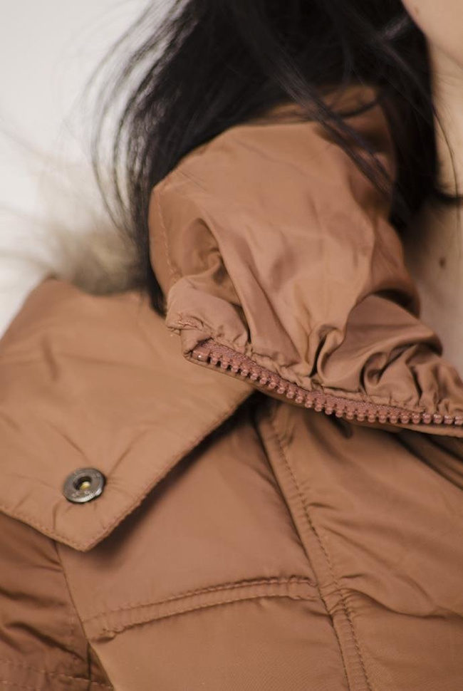 Brązowa pikowana kurtka z klamrą w pasie