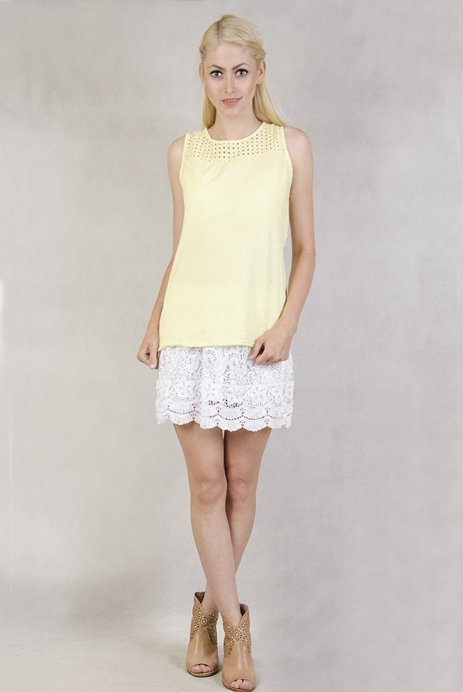Żółta bluzka z ażurowymi plecami i guzikami