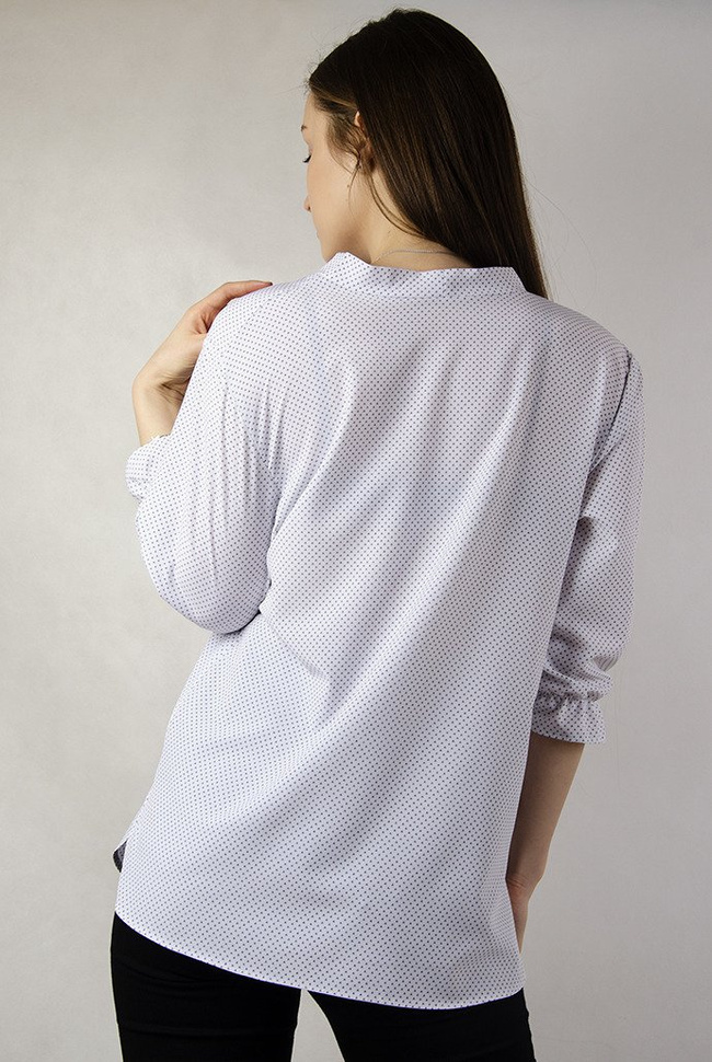 Biała bluzka w drobne czarne wzorki z wiązaniem przy szyi