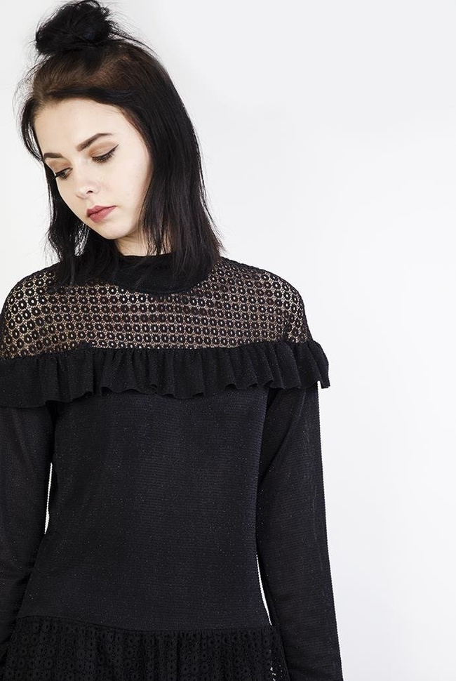 Czarna sukienka z falbanką przy dekolcie oraz ażurowymi wstawkami