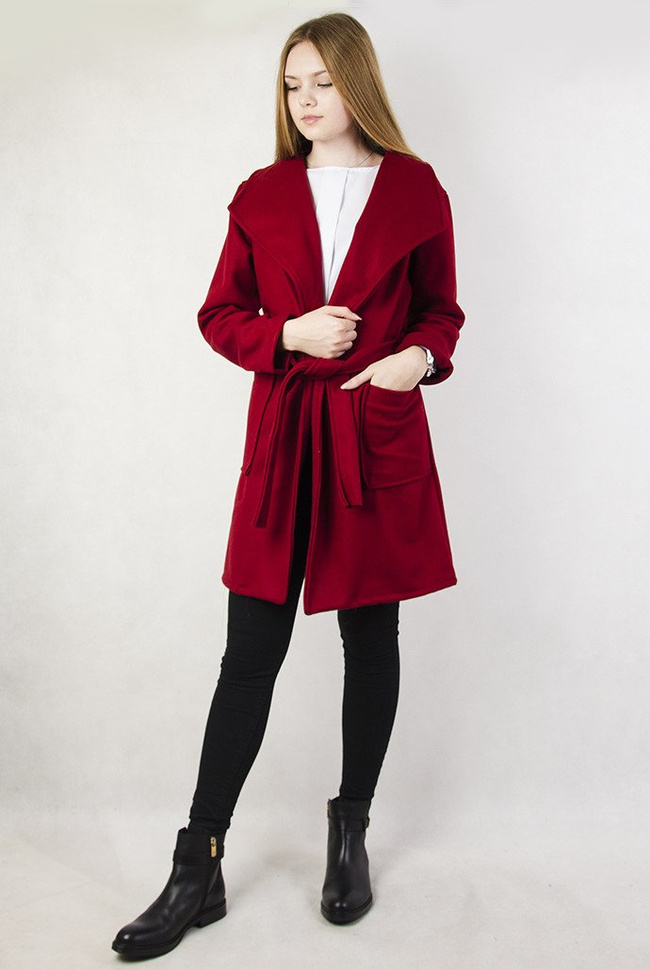 Bordowy płaszcz wiązany w pasie