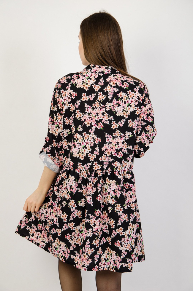 Czarna sukienka w drobne różowe kwiaty, zapinana na guziki