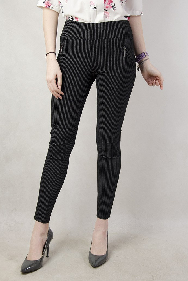 Czarne spodnie w białe paski