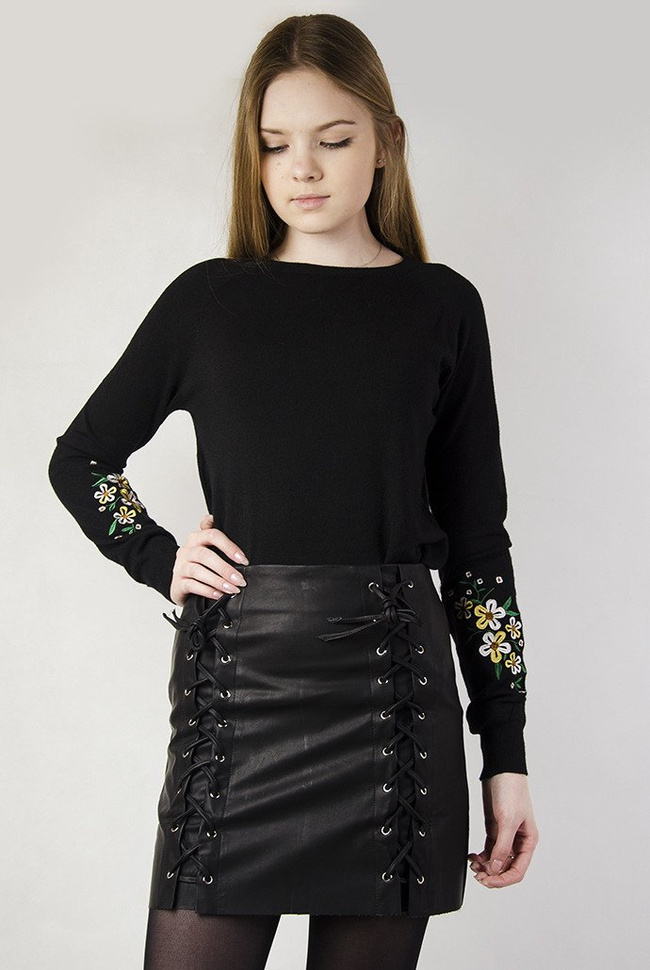 Czarny sweterek z kwiatami haftowanymi na rękawach