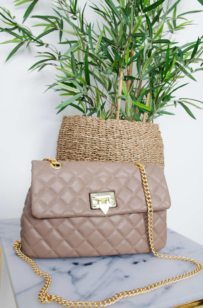 BEŻOWA PIKOWANA CHANELKA NA ZŁOTYM ŁAŃCUSZKU