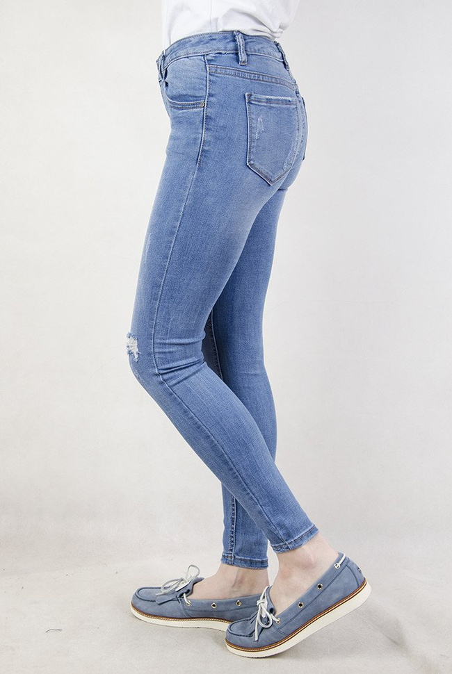 Jasne spodnie jeansowe przylegające