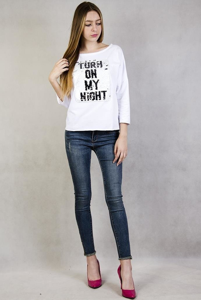 Biała bluzka z napisem z cekinów