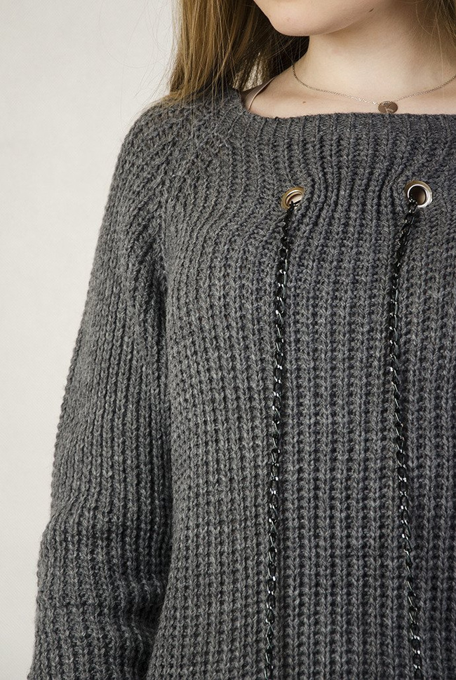 Ciemnoszary sweter z pomponami na łańcuszku