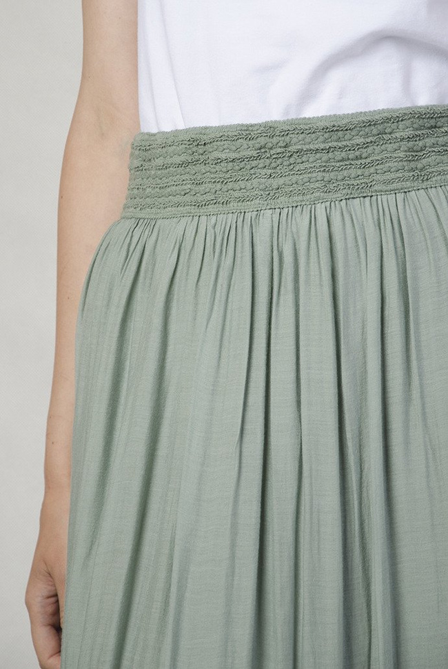 Zielona długa spódnica