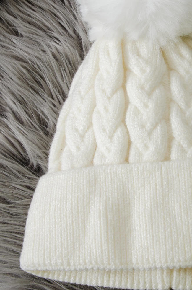 KREMOWA ZIMOWA CZAPKA PLECIONA Z POMPONEM
