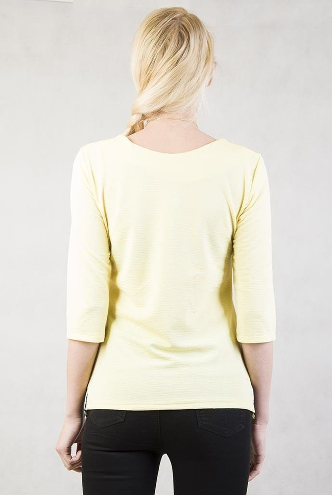 Żółta bluzka z koronką i wisiorkiem