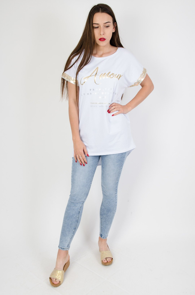 Biała tunika ze złotym napisem i cekinami na rękawie