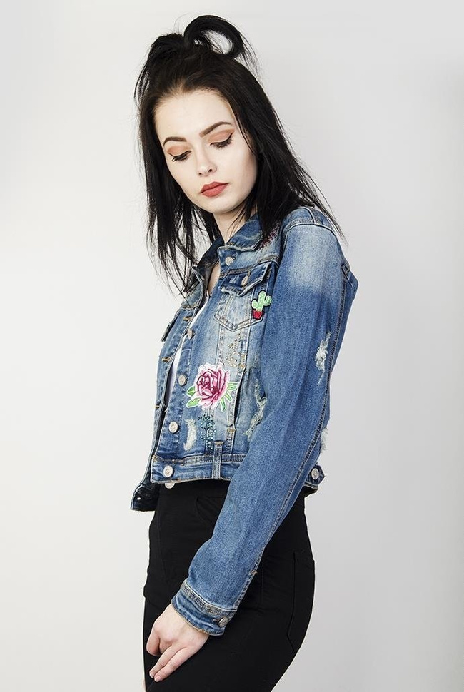 Kurtka jeansowa z naszywkami