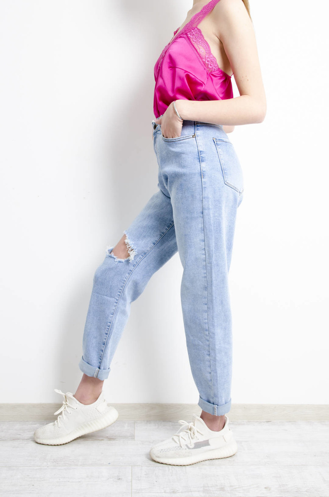 SPODNIE JEANSOWE MOM FIT Z ROZCIĘCIEM NA KOLANIE
