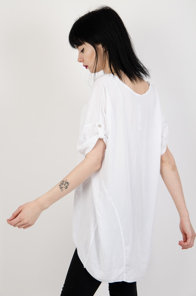 Biała bluzka typu nietoperz z napisami